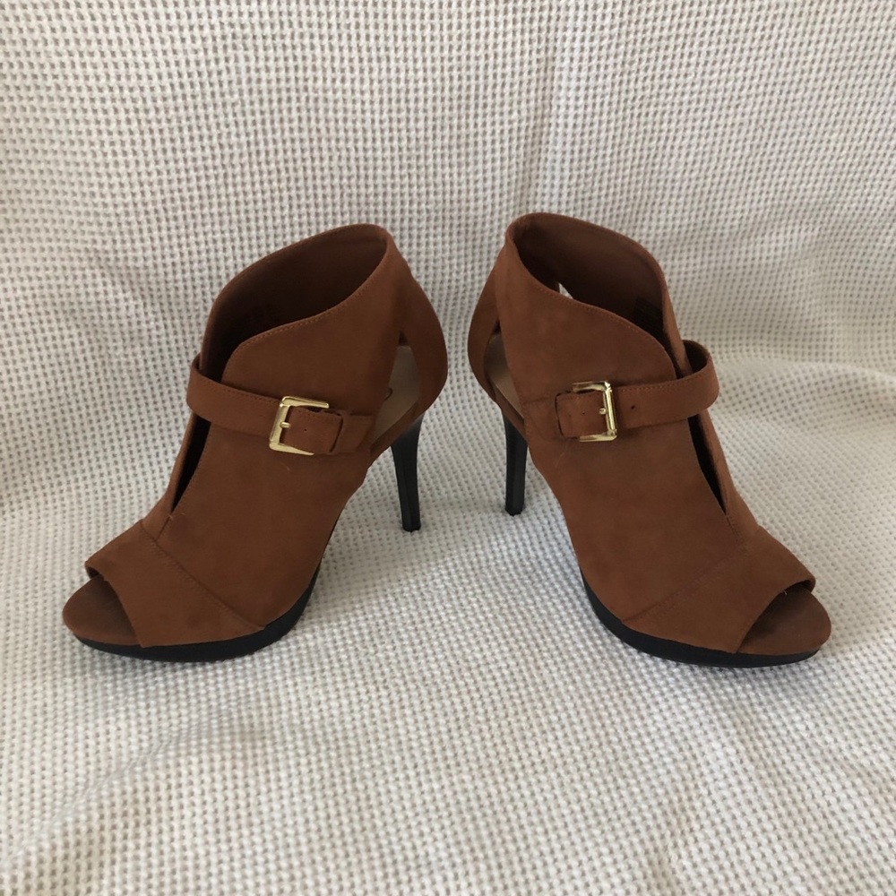 BROWN HEELS